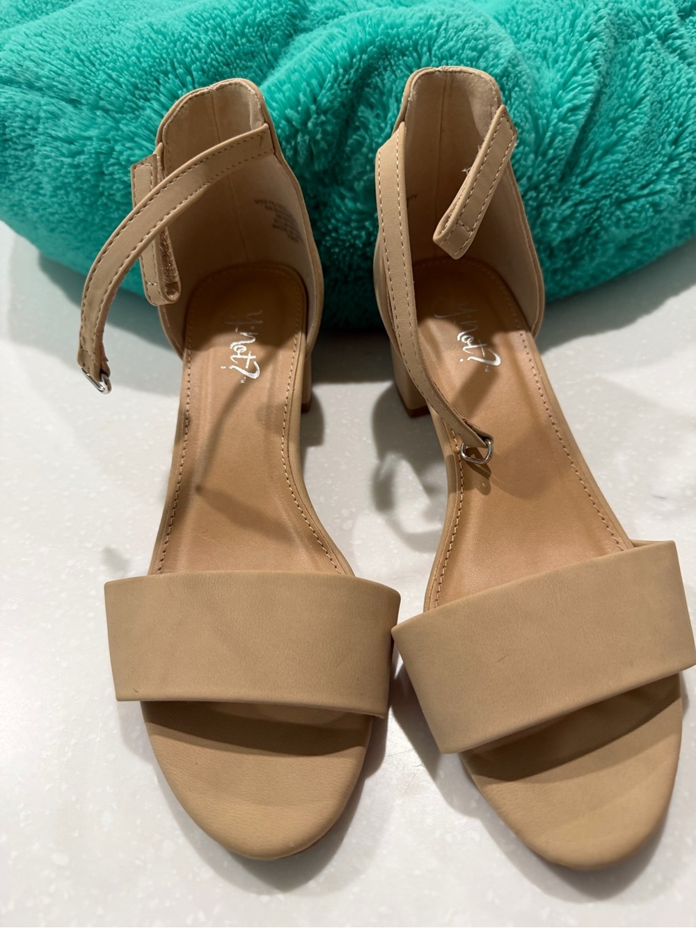 Classic Ankle-Strap Heeled Sandals in Beige size 7 juniors